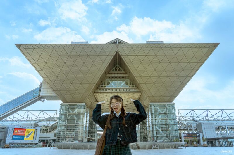 นักท่องเที่ยวโพสต์ท่าถ่ายรูปกำลังแบกโตเกียวบิ๊กไซต์