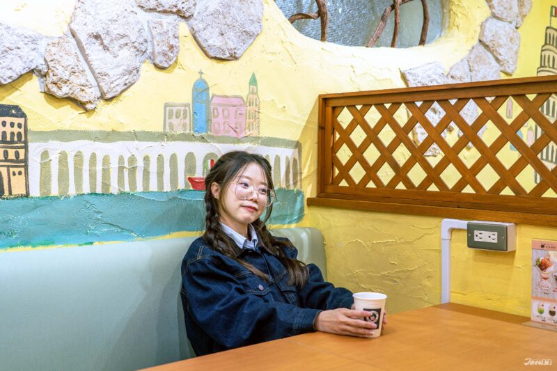 นักท่องเที่ยวนั่งพักใน Kitchen Aomi Coffee 