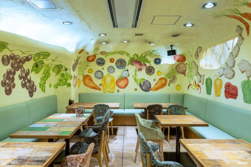 บรรยากาศภายใน Kitchen Aomi Coffee กำแพงลายผักผลไม้สุดน่ารัก