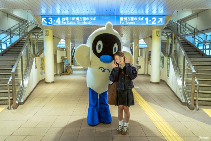 นักท่องเที่ยวถ่ายรูปกับมาสคอตยูริโมะในสถานีรถไฟของยูริคาโมเม
