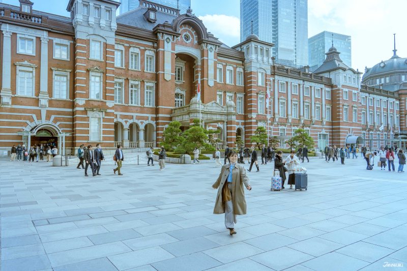 นักท่องเที่ยวเดินตัวปลิวหลังจากฝากกระเป๋าที่ล็อกเกอร์ของ Multi Ecube