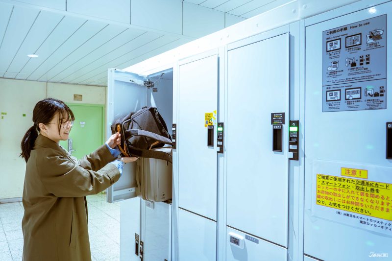 นักท่องเที่ยวกำลังฝากกระเป๋าที่ล็อกเกอร์ของ Multi Ecube 