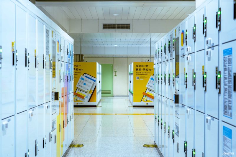 ล็อกเกอร์ Multi Ecube จำนวนมากเรียงรายที่ชั้น B4 ในสถานีโตเกียว