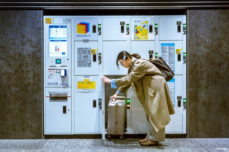 นักท่องเที่ยวฝากกระเป๋าที่ล็อกเกอร์ Multi Ecube