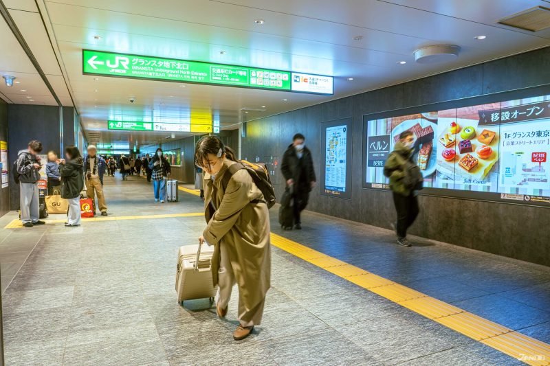 นักท่องเที่ยวลากกระเป๋าทั่วสถานีรถไฟญี่ปุ่น