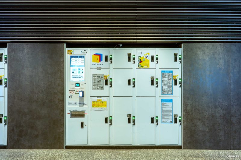 ล็อกเกอร์ Multi Ecube จำนวนมากเรียงรายที่ชั้น B1 ในสถานีโตเกียว