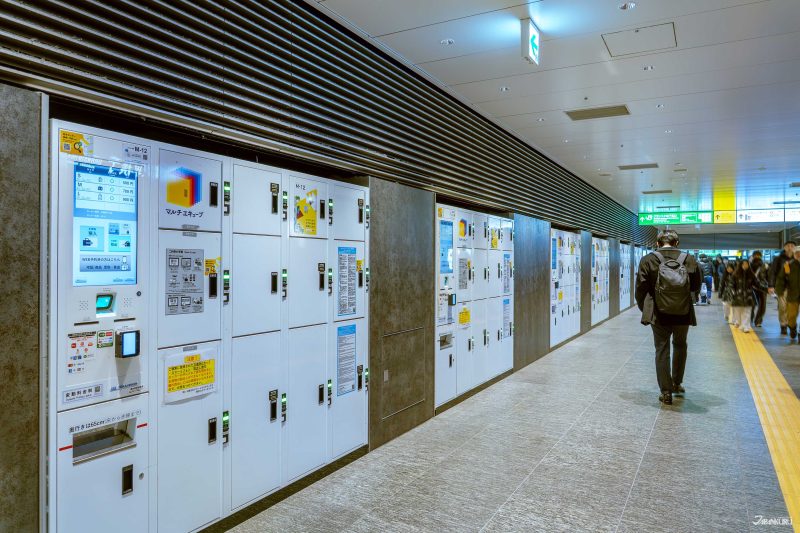 ล็อกเกอร์ Multi Ecube จำนวนมากเรียงรายที่ชั้น B1 ในสถานีโตเกียว