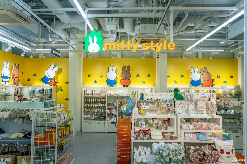 키디랜드 매장 내부 다양한 캐릭터 상품 진열 모습