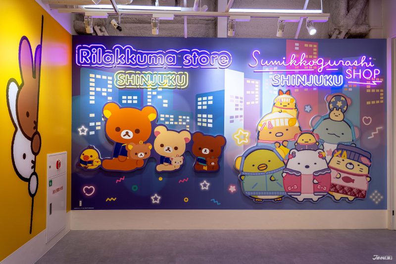 키디랜드 매장 내부 다양한 캐릭터 상품 진열 모습