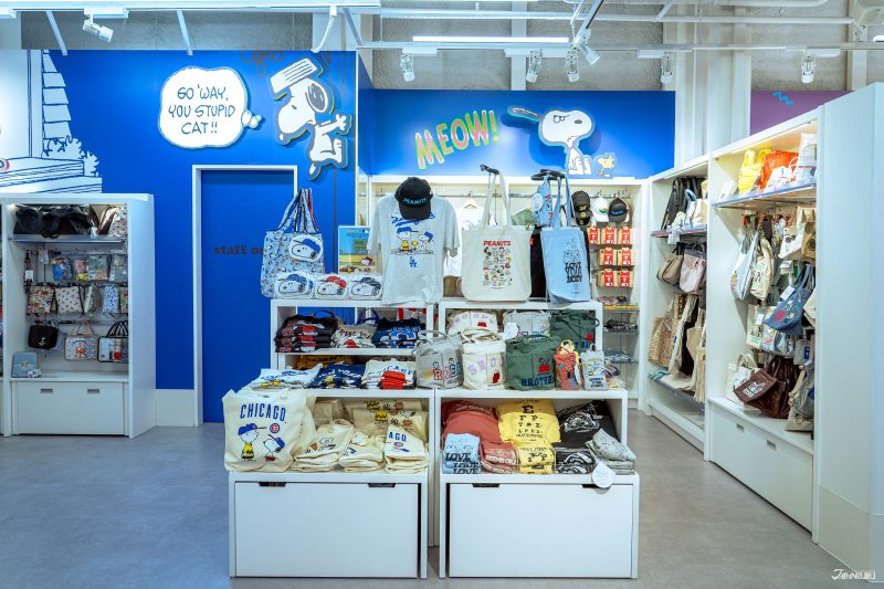 키디랜드 매장 내부 다양한 캐릭터 상품 진열 모습