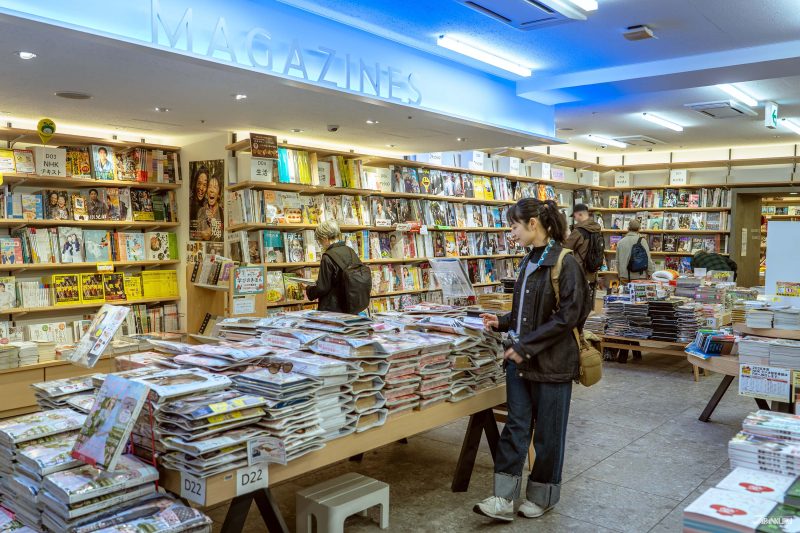 일본 서점 잡지 코너 다양한 부록 잡지 진열 모습