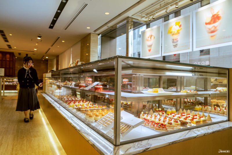 นักท่องเที่ยวกำลังเลือกซื้อเค้กที่ Wako Annex