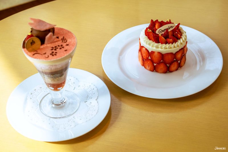 พาร์เฟ่ต์ซากุระและเค้กสตรอว์เบอร์รี