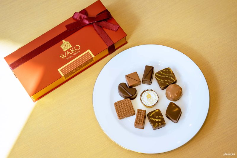 Chocolat Frais ช็อกโกแลตชื่อดังของ Wako Annex จัดเรียงอย่างสวยงามในจาน พร้อมแพ็กเกจสุดหรูหรา