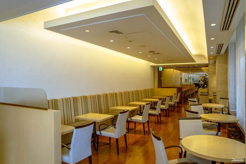 ด้านใน Tea Salon บนชั้น 2 บรรยากาศโปร่งโล่ง แสงสว่างอบอุ่น