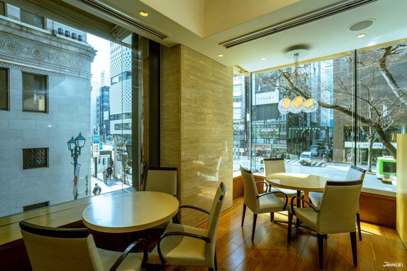 ด้านใน Tea Salon บนชั้น 2 บรรยากาศโปร่งโล่ง เห็นวิวด้านนอก