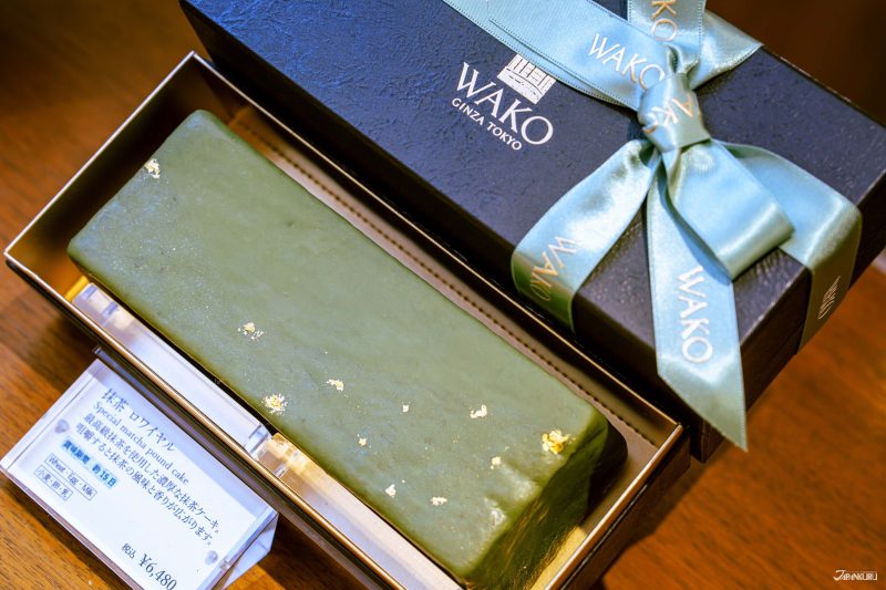 เค้กปอนด์รสมัทฉะ ด้านบนเค้กตกแต่งด้วยทองคำเปลว