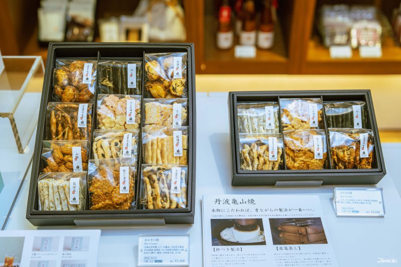 เซ็ตขนมข้าวเกรียบ 12 รส และ 6 รส ในแพ็คเกจสีดำ แบ่งช่องแยกรสอย่างสวยงาม