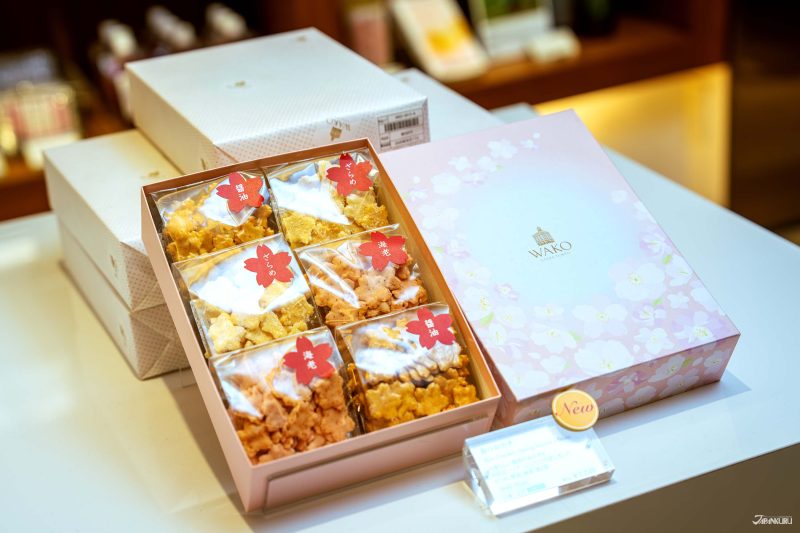 เซ็ตขนมข้าวเกรียบ 6 รส ในแพ็คเกจซากุระสีชมพูน่ารักและท้องฟ้าสีครามสดใส