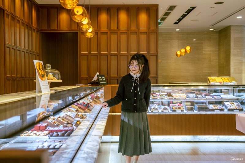 นักท่องเที่ยวกำลังเลือกซื้อช็อกโกแลตที่ชั้น 1 ของ Wako annex