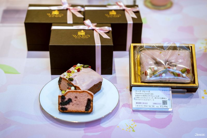 ค้กปอนด์สตรอว์เบอร์รีสีชมพูสดใส ด้านบนเคลือบช็อกโกแลต