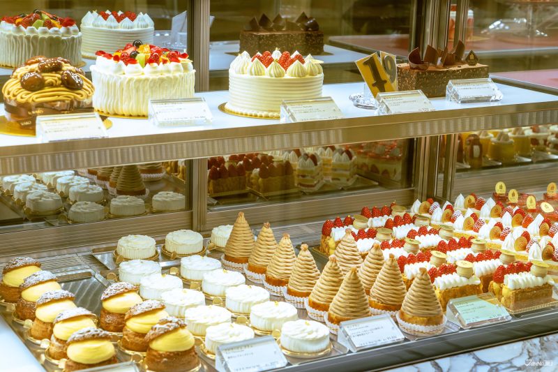 เค้กคุณภาพดีเรียงรายเต็มตู้ภายใน Wako Annex