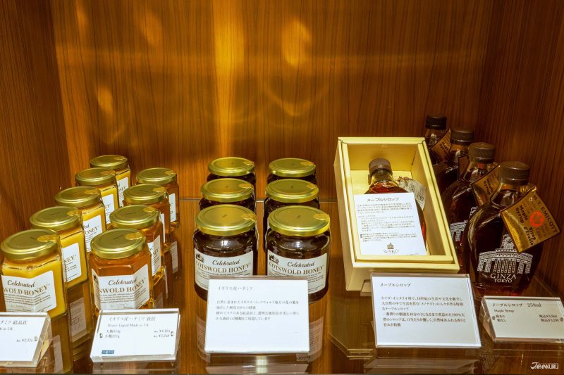 แยมหลากรส น้ำผึ้งคุณภาพสูง และไซรัปเมเปิลมาในขวดพิมพ์ลายรูปหอนาฬิกา