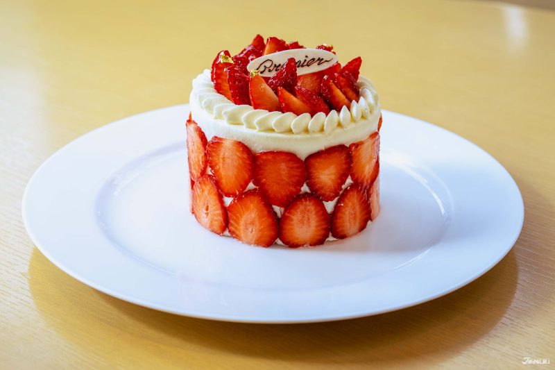 สตรอเบอร์รี่ช็อตเค้กอัดแน่นด้วยครีมและสตรอว์เบอร์รี