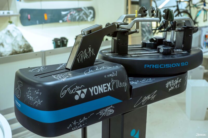 เครื่องขึงเอ็นไม้ของโชว์รูมโตเกียว เต็มไปด้วยลายเซ็นของนักแข่งระดับโลก