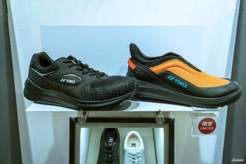 รองเท้ากีฬาและรองเท้าไลฟ์สไตล์ของ Yonex ที่วางจำหน่ายเฉพาะในโชว์รูม