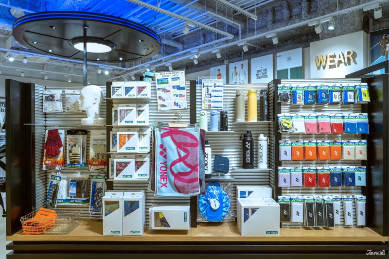 มุมอุปกรณ์กีฬาในโชว์รูม Yonex ที่ญี่ปุ่น