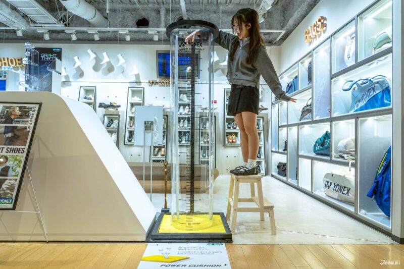 การสาธิตเทคโนโลยี Power Cushion ในโชว์รูม Yonex ด้วยการปล่อยไข่จากที่สูง