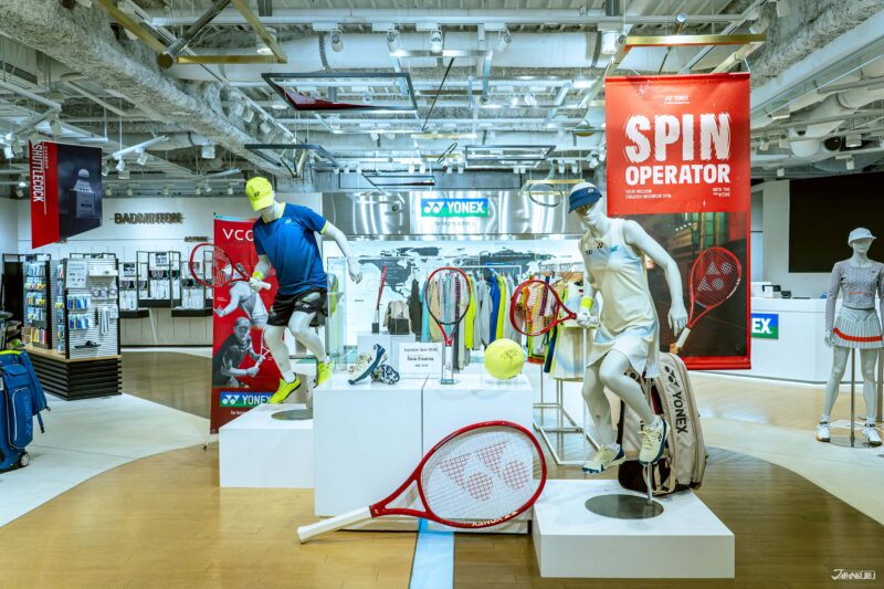 ด้านหน้าของโชว์รูมโตเกียว วางขายไม้เทนนิสและชุดเทนนิสทั้งชายและหญิง