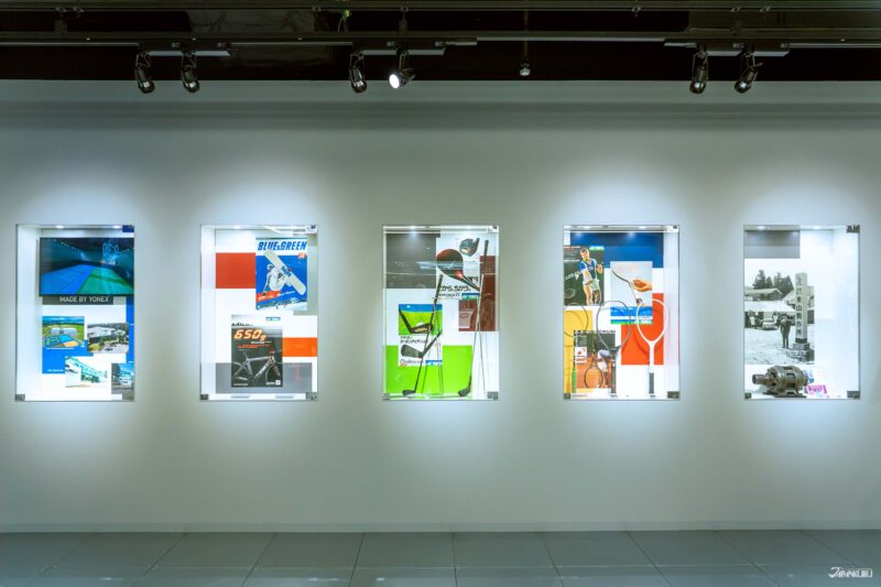 บอร์ดแนะนำประวัติความเป็นมาของแบรนด์โยเน็กซ์ภายในโชว์รูม