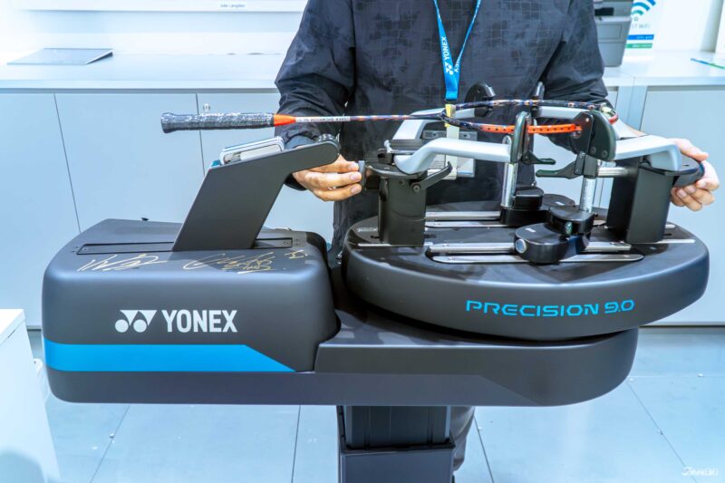 เครื่องขึงเอ็นไม้ของโชว์รูมโอซาก้า เต็มไปด้วยลายเซ็นของนักแข่งระดับโลก