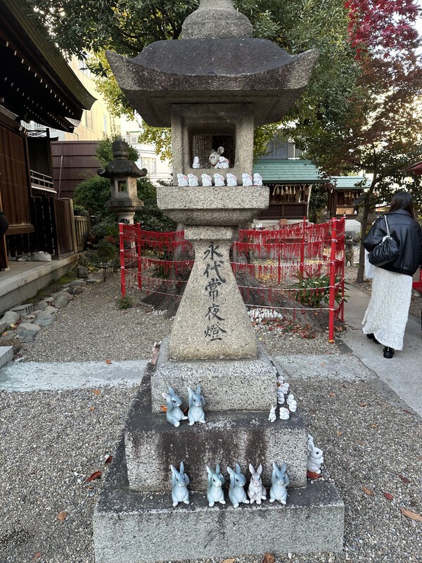 나고야 미와 신사 전경, 오스 상점가 근처 위치한 토끼 신사