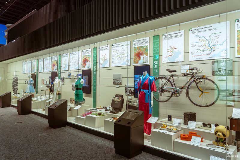 ตู้กระจกจัดแสดงไล่ทามไลน์เหตุการณ์จากเอโดะถึงปัจจุบัน