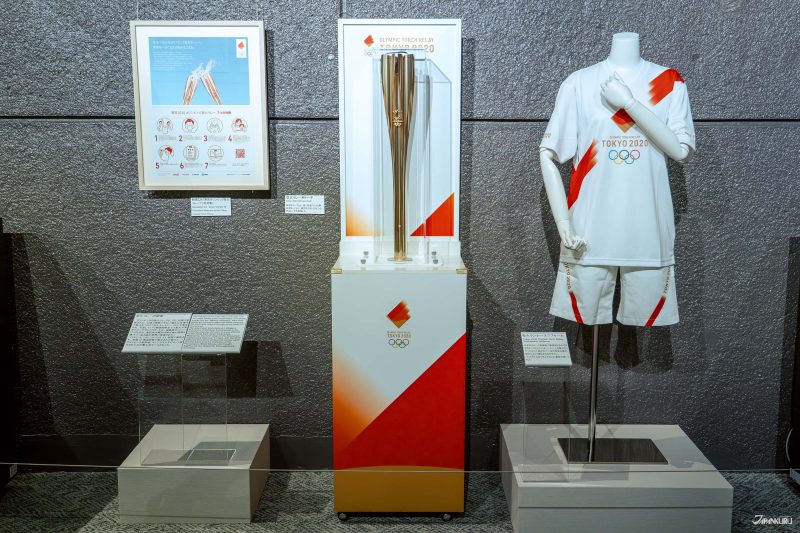 ถ้วยคบเพลิงและเสื้อกีฬาสมัยกีฬาโอลิมปิกปี 2020