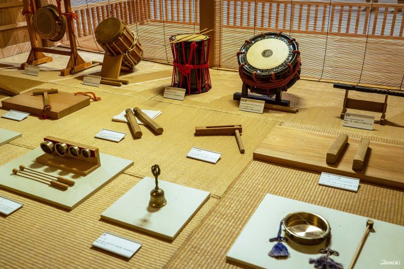 เครื่องดนตรี และอุปกรณ์ที่ใช้ในการแสดงคาบูกิในสมัยเอโดะ วางเรียงรายให้นักท่องเที่ยวชม