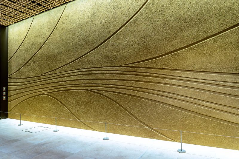 ผนังสีทองกว้างขวางบริเวณโถงชั้น 1 ของพิพิธภัณฑ์