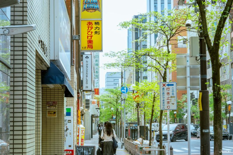 일본 여행 중 아카히게 약국을 방문한 여행자 분위기 이미지