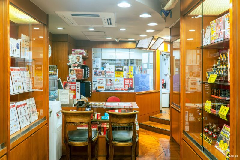 아카히게 약국 신주쿠점 내부 전경과 제품 진열 모습