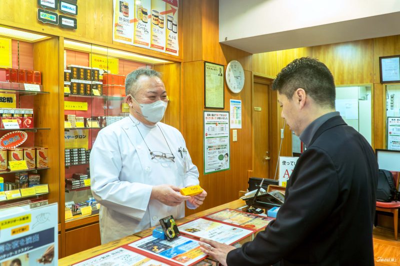 아카히게 약국에서 전문 상담사가 제품 상담을 진행하는 모습