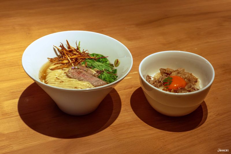 일본 맛집 투어와 먹방 여행을 즐기는 여행객
