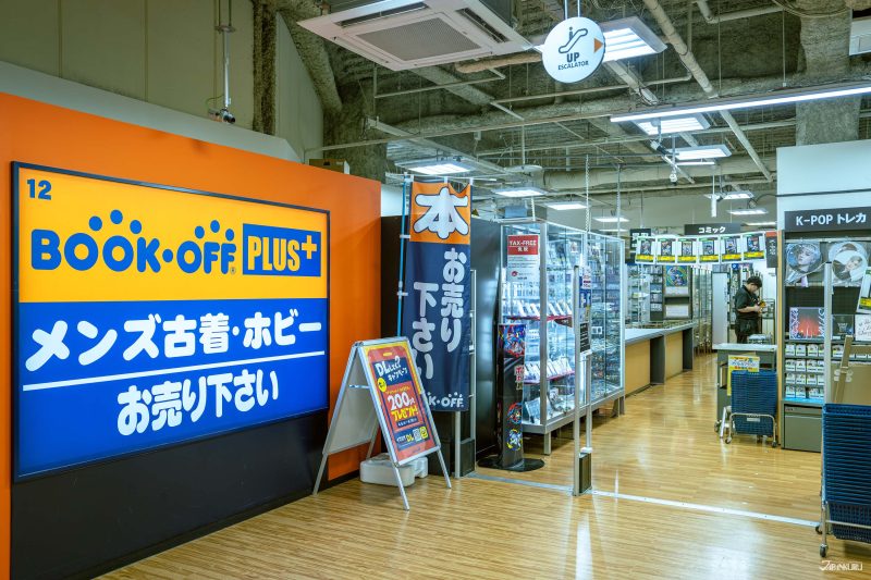 ด้านหน้าทางเข้า BOOKOFF PLUS สาขา Kawaramachi OPA