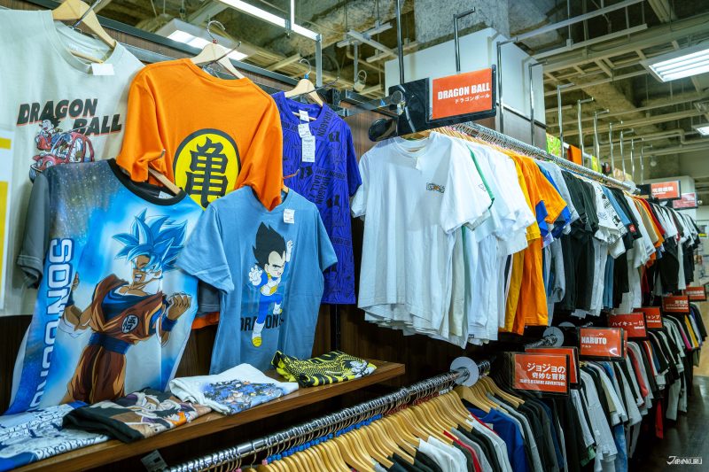 โซนเสื้ออนิเมะของ BOOKOFF PLUS สาขา Kawaramachi OPA