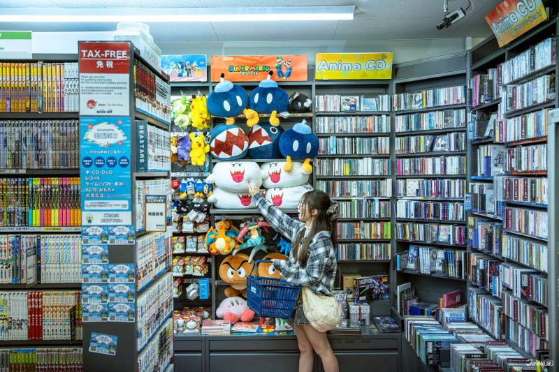 นักท่องเที่ยวเดินเลือกซื้อสินค้าในร้าน BOOKOFF