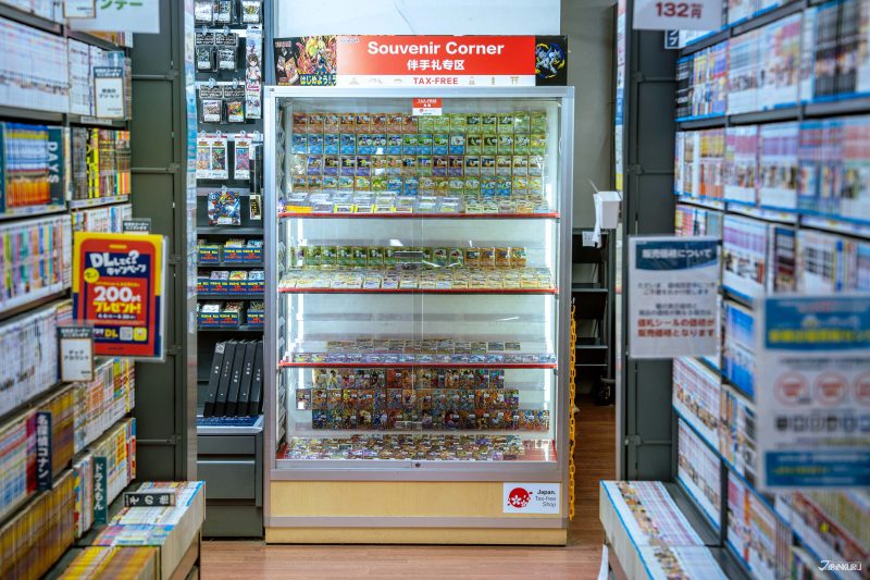เทรดดิ้งการ์ดโปเกมอนสุดแรร์ วางขายที่ BOOK OFF สาขาอาคารสถานีรถไฟซันโจ เกียวโต