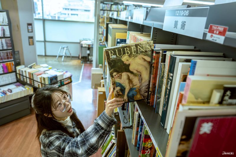 มุมหนังสือภาพในร้าน BOOK OFF สาขาอาคารสถานีรถไฟซันโจ เกียวโต