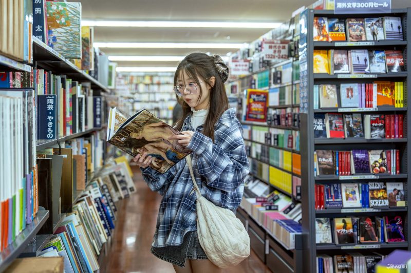 นักท่องเที่ยวกำลังดูหนังสือภาพ ภายในร้าน BOOK OFF สาขาอาคารสถานีรถไฟซันโจ เกียวโต